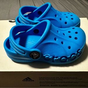 GUC Crocs cobalt blue toddler clogs sz 7 (fit sz 8) summer beach water fun 💦